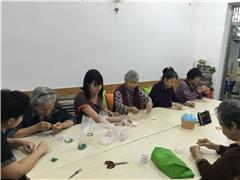 “耆彩人生”长者手工坊——创意手链