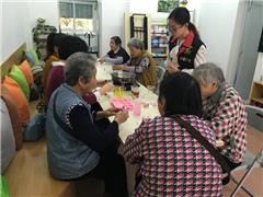 花香与皂基的结合 ——“耆彩人生”长者手工班DIY天然手工皂