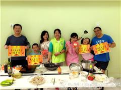 婆石社区的掌勺换人做看看——爸爸和孩子创作美食，妈妈们收获了一份贴心的节日礼物
