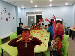 新的一年，剪个红双喜，祝大家喜事连连！ ——婆石社区开展剪纸艺术儿童公益课堂活动