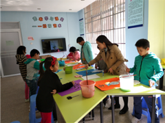 青花瓷跃纸上，花瓶上的小艺术  ——婆石社区开展艺术学习课堂