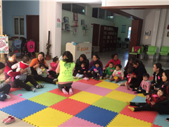 小小的我学会了“七巧手”操——婆石社区“小树苗成长记”早教亲子课堂第二节