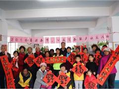 著名画家朱光荣老师热心为社区公益写春联迎新春