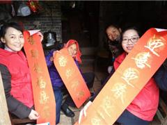 京师社工寒冬上门送温暖，高龄独居老人笑开怀