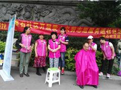 婆石站开展“爱心义剪进社区”便民服务
