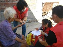 京师社工联动镇卫生院服务队入户为社区重点访视长者提供医疗服务