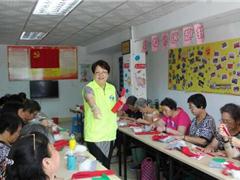 北堤社区“耆乐无穷”长者手工小组 巧手制作不织布花