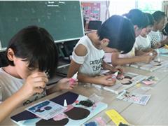 京师社工开展青少年“一起动手，快乐成长”·手工课纽扣画