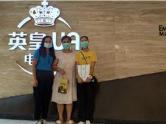 在爱心人士的帮助下  拱北困难家庭的孩子小丹第一次走进电影院
