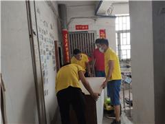 安装新厕所门和送书桌  社工链接爱心商家帮助困难家庭实现微心愿