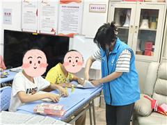 京师 · 拱北心愿速递丨“童心向党迎五四”——昌平社区开展报纸创意变废为宝志愿服务活动
